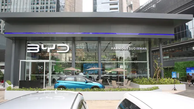 Berada di Kawasan Pusat Bisnis Sudirman, Jakarta, dealer flagship BYD Harmony Sudirman 4S dekat dengan jalan utama kota dan memiliki akses transportasi yang nyaman,