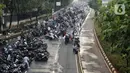 Sejumlah motor parkir di badan Jalan Gatot Subroto dekat Gedung MPR/DPR/DPD RI, Rabu (24/6/2020). Sebagian arus lalu lintas yang mengarah Gedung MPR/DPR/DPD RI dialihkan akibat adanya aksi unjuk rasa menentang RUU HIP. (Liputan6.com/Helmi Fithriansyah)