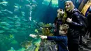 Orang-orang mengunjungi Shedd Aquarium di Chicago, Amerika Serikat (17/2/2020). Shedd Aquarium  memiliki koleksi 32.000 ekor binatang dan menarik sekitar 2 juta pengunjung setiap tahun. (Xinhua/Joel Lerner)
