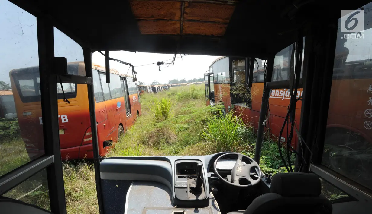 Kondisi bus Transjakarta yang sudah tidak digunakan di lahan kosong di Dramaga, Kabupaten Bogor, Jawa Barat, Minggu (28/7/2019). Kurang lebih 300 bus Transjakarta dengan kondisi tak terawat diparkir di lahan kosong sejak 2018. (merdeka.com/Arie Basuki)