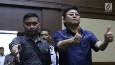 Advokat Lucas (kanan) mengacungkan jempol jelang sidang dakwaan di Pengadilan Tipikor, Jakarta, Rabu (7/11). Lucas didakwa menghalangi proses penyidikan KPK terhadap tersangka mantan petinggi Lippo Group, Eddy Sindoro. (Liputan6.com/Helmi Fithriansyah)