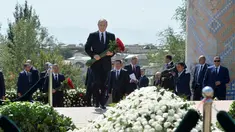 Presiden Rusia Vladimir Putin membawa bunga mawar saat mengunjungi makam mendiang Presiden Uzbekistan Islam Karimov di kota Samarkand, Selasa (6/9). Karimov meninggal di usia 78 tahun pada Jumat (2/9). (Sputnik/Kremlin/Alexei Druzhinin/ REUTERS)