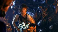 Sigourney Weaver dalam film Alien.