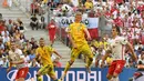 Pemain Ukraina, Olexandr Zinchenko, mencoba menyundul bola ke arah gawang Polandia pada laga terakhir Grup C Piala Eropa 2016 di Stade Velodrome, Marseille, Selasa (21/6/2016). (AFP/Anne-Christine Poujoulat)