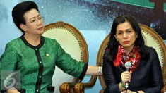 Istri Ketua DPD Irman Gusman, Liestyana Rizal Gusman (kanan) menceritakan kronologis kejanggalan penangkapan suaminya yang ditangkap KPK di rumahnya beberapa waktu lalu, Jakarta, Selasa (20/9). (Liputan6.com/Johan Tallo)