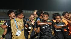 Stadion Indomilk Arena kembali tak bersahabat bagi tim Ibu Kota, Persija Jakarta. Setelah tumbang 0-1 dari Persita pada laga pekan ke-4 BRI Liga 1 2023/2024, Tim Macan Kemayoran kembali menuai kekalahan saat dijamu Dewa United pada pekan ke-10, Jumat (25/8/2023). Dua gol kemenangan tuan rumah ke gawang Andritany Ardhiyasa dicetak oleh Dimitris Kolovos pada menit ke-60 dan Septian Bagaskara pada masa injury time babak kedua. Dengan kekalahan ini, Persija sementara berada di posisi ke-10 dengan mengemas 13 poin, sementara Dewa United menghuni peringkat ke-7 dengan 15 poin. (Bola.com/M Iqbal Ichsan)