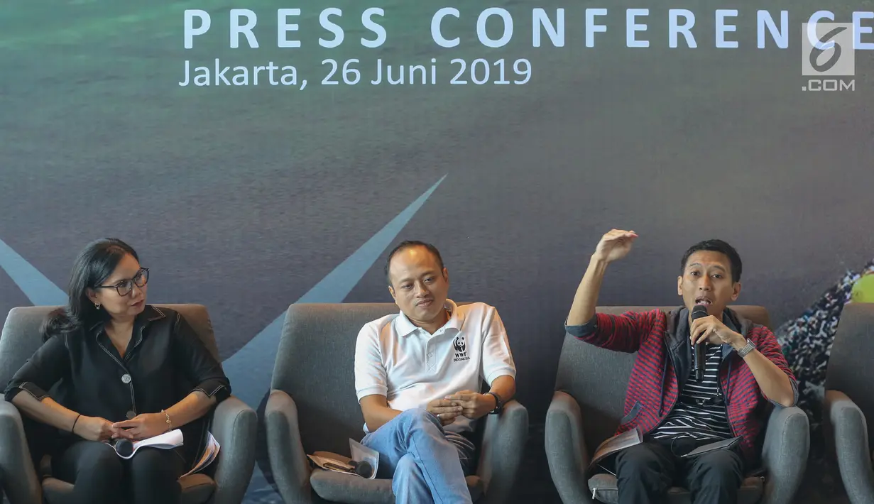 Direktur dan Founder Waste4Change, Bijaksana Junerasano (kanan) memberi keterangan pers pada kampanye Recycle more, Waste less, di Jakarta, Rabu (26/6/2019). Bank DBS Indonesia mengajak masyarakat peduli lingkungan melalui gerakan Recycle more, Waste less. (Liputan6.com/Fery Pradolo)