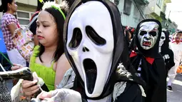 Siswa sekolah Brainshire Sains memakai kostum Scream selama parade halloween di kota Paranaque, Filipina, Jumat (30/10/2015). Anak - anak ini ikut merayakan halloween yang dirayakan setiap akhir bulan oktober. (REUTERS/Romeo Ranoco)