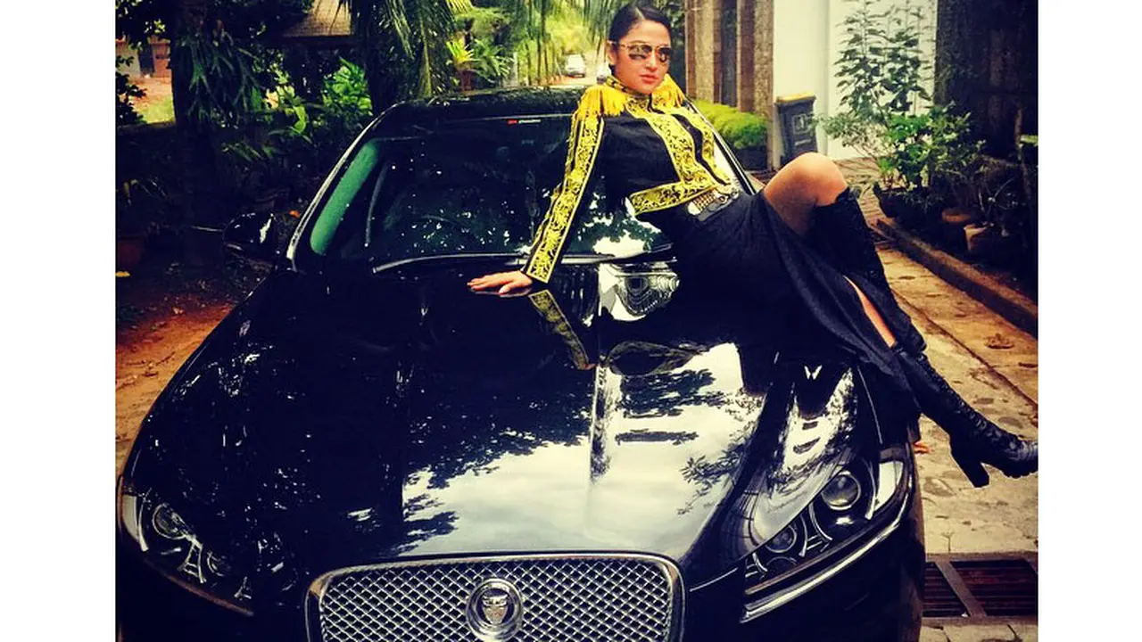 Dewi Perssik Pilih Pose Hot di Jaguar Ketimbang Lamborghini