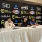 Jon Saragih dan Frans Lincol Sormin (dua dari kanan) bakal tampil pada Cage Warriors 155 di San Diego, Amerika Serikat,&nbsp;Jumat (2/3/2023). (Marco.tampubolon/Liputan6.com)