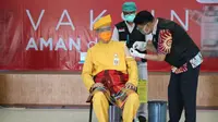 Gubernur Jawa Tengah, Ganjar Pranowo melakukan vaksinasi Covid-19 dosis kedua di RSUD Tugurejo Semarang, Kamis (28/1).