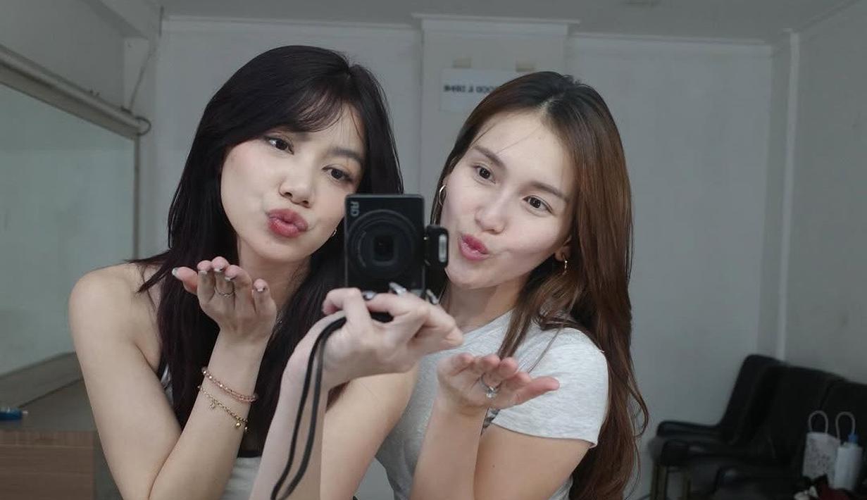 Tak hanya sebut mirip member BLACKPINK, beberapa netizen menyebut jika Ayu mirip dengan Bilqis. Bilqis yang sudah beranjak remaja memang kerap kali disebut sebagai adik dari Ayu Ting Ting. Berfoto dengan pose yang sama, Ayu Ting Ting dan Regina Phoenix pamer kekompakan. Rambut yang sama-sama dibiarkan digerai semakin memancarkan pesona dua artis yang terpaut usia 8 tahun ini. (Liputan6.com/IG/@ayutingting92)