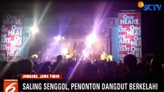 Tidak mudah untuk melerai perkelahian, karena diduga para penonton yang terlibat perkelahian tengah dalam kondisi mabuk.