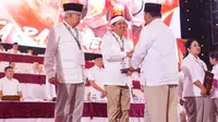 Prabowo Subianto saat melantik langsung Dedi Mulyadi Mulyadi sebagai Wakil Dewan Pembina Partai Gerindra. Foto (istimewa)