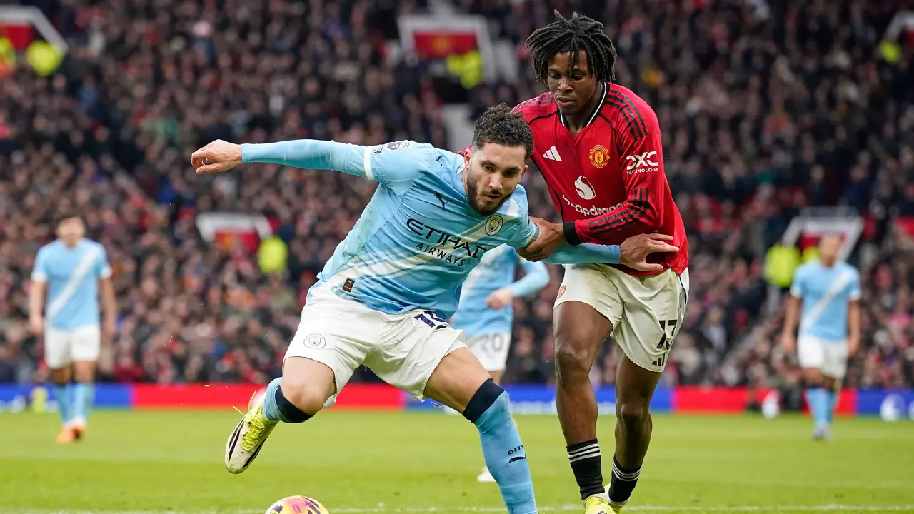 Rayan Cherki berduel dengan Patrick Dorgu di laga Manchester United vs Manchester City di pekan ke-22 Liga Inggris 2025/2026 di Old Trafford, Sabtu (17/01/2026).