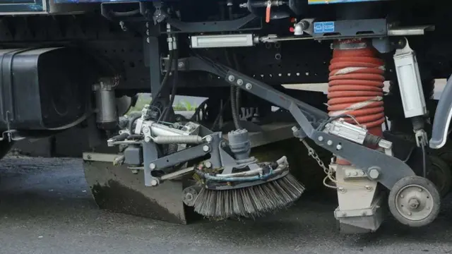 Truk Penyapu Jalan Canggih di Surabaya (sumber: Web Humas Surabaya)