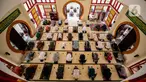 Umat muslim melaksanakan Sholat Jumat di Masjid Babah Alun Desari, Cilandak, Jakarta Selatan, Jumat (23/4/2021). Masjid yang dibangun oleh Muhammad Jusuf Hamka ini dibangun dengan arsitektur bergaya Oriental terlihat dari ukiran dan ornamen yang bergaya mandarin. (Liputan6.com/JohanTallo)