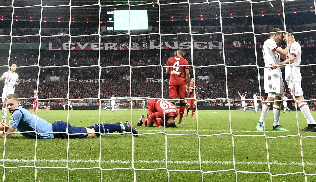 Pemain Bayern Munchen, Thomas Mueller dan Robert Lewandowski merayakan gol ke gawang Bayer Leverkusen pada laga DFB Pokal di Stadion BayArena, Selasa (17/4/2018). Bayern Munchen menang 6-2 atas Bayer Leverkusen. (AP/Martin Meissner)