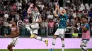 Para pemain Juventus merayakan kemenangan atas Sassuolo usai pertandingan Liga Serie A Italia di stadion Juventus di Turin (15/8/2022). Juventus menang atas Sassuolo 3-0. (AFP/Marco Bertorello)