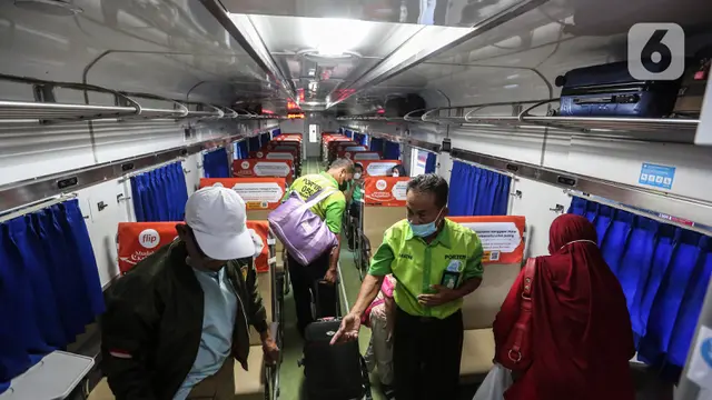 Mudik Lebih Awal di Stasiun Pasar Senen