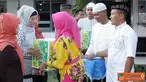 Citizen6, Surabaya: Ririn Ris Wahyuningsih, STP istri dari Letkol Marinir Ainur Rofiq memberikan tali asih kepada Warakauri Batalyon Howitzer-1 Marinir, dan dilanjutkan dengan ceramah agama oleh Drs.Miftahul Jinan. (Pengirim: Budi Abdillah)