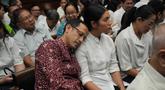 Mantan Menteri Pendidikan, Kebudayaan, Riset, dan Teknologi (Mendikbudristek), Nadiem Anwar Makarim, yang juga salah satu pendiri platform pembayaran dan perusahaan transportasi daring di Indonesia, duduk di sebelah istrinya, Franka Franklin Makarim, sebelum dimulainya sidang pembacaan tuntutan di Pengadilan Tindak Pidana Korupsi Jakarta, Rabu 13 Mei 2026. (AP Photo/Tatan Syuflana)