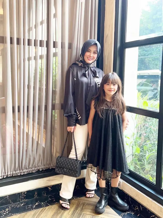 Dhena Devanka Berhijab