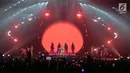 Penyanyi Katy Perry saat membawakan lagu pada konsernya bertajuk Witness: The Tour di ICE BSD, Tangerang Selatan, Sabtu (14/4). Pada konsernya di Indonesia Katy bawakan 20 lagu untuk KatyCats Indonesia. (Liputan6.com/Faizal Fanani)