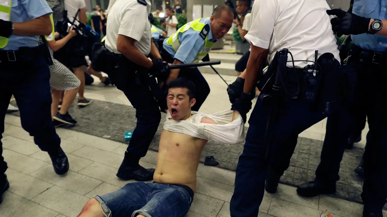 Tolak RUU Ekstradisi, Pengunjuk Rasa di Hong Kong Bentrok dengan Polisi