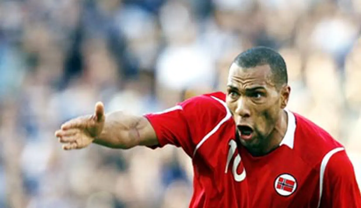 Norway&#039;s JOhn Carew calls for the ball against Scotland during their 2010 FIFA World Cup qualifier football match at Hampden Park, in Glasgow, Scotland on October 11, 2008. AFP PHOTO/PAUL ELLIS