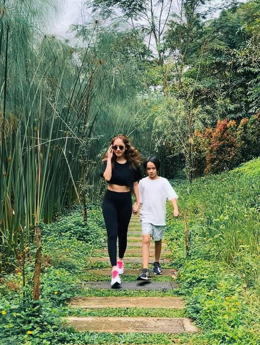 Gaya penampilan Bunga Citra Lestari saat menikmati suasana segar di pagi hari mencuri perhatian. Pasalnya, ia tampil begitu trendi saat jalan-jalan lagi. Gaya trendinya ini curi perhatian karena terlihat bak anak muda. Seperti diketahui, kini BCL berusia 38 tahun. (Liputan6.com/IG/@bclsinclair)