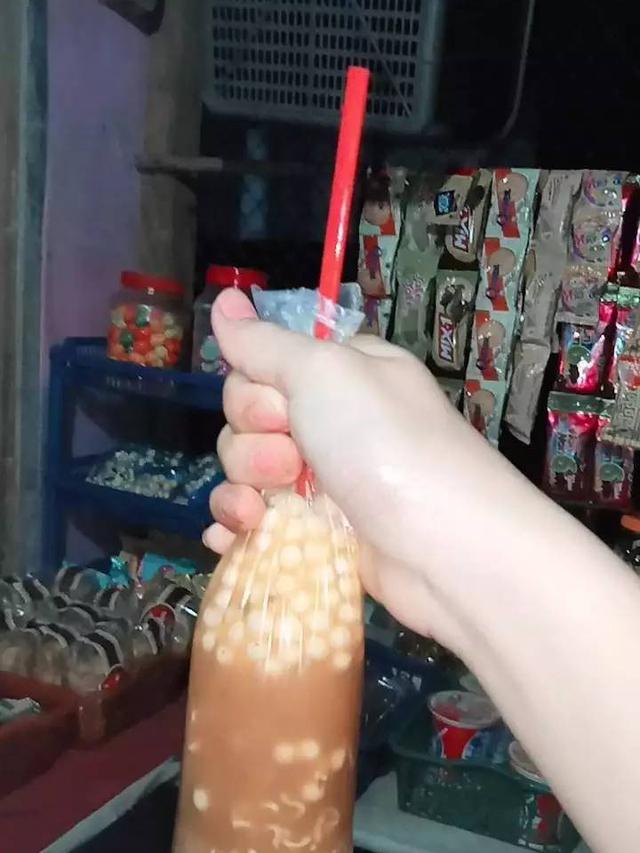 7 Potret Cara Absurd Makan Langsung dari Wadah Plastik Ini Kocak