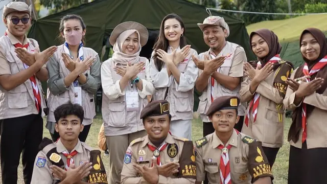Raline Shah Kenakan Rompi Relawan di Lombok, credit: @ralineshah