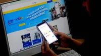 Nasabah membuka aplikasi BTN Mobile untuk transaksi di Jakarta (06/06/2023). Sejak awal tahun 2023 hingga 30 April 2023 akumulasi transaksi BTN Mobile mencapai lebih dari Rp 6,8 triliun, dengan fitur transaksi yang paling diminati seperti BIFast, Qris dan top up ewallet. (Liputan6.com/HO)