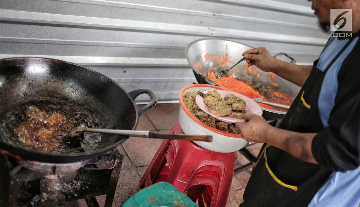 Petugas memasak untuk persiapan berbuka puasa di dapur umum Masjid Istiqlal, Jakarta, Selasa (7/5/2019). Selama bulan Ramadan, Masjid Istiqlal menyediakan 2.000 sampai 4.000 takjil dan nasi kotak bagi masyarakat yang berbuka puasa di masjid tersebut. (Liputan6.com/Faizal Fanani)