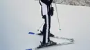 Dian Sastro tampil stylish dengan outfit ski monokromatik hitam dan putih[@therealdisastr]