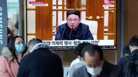 Layar TV memperlihatkan gambar file pemimpin Korea Utara Kim Jong Un saat program berita di Stasiun Kereta Api Seoul, Seoul, Korea Selatan, Selasa (14/3/2023). Korea Utara melakukan uji coba menembakkan dua rudal balistik jarak pendek ke arah perairan timurnya pada hari Selasa dalam unjuk kekuatan kedua Pyongyang minggu ini, sehari setelah dimulainya latihan militer AS-Korea Selatan yang dipandang Korea Utara sebagai latihan invasi. (AP Photo/Ahn Young-joon)