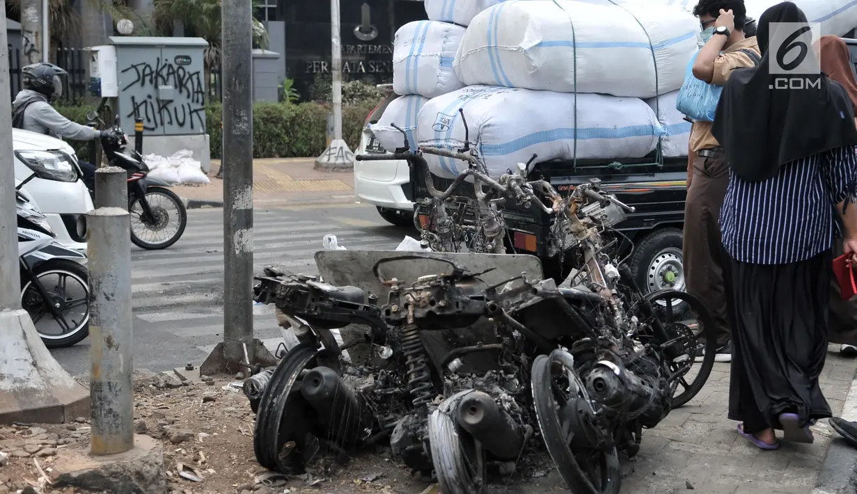 Sejumlah motor hangus terbakar di pos polosi subsektor Palmerah, Jakarta, Rabu (25/9/2019). Imbas kerusuhan antara demonstran dan polisi dalam aksi unjuk rasa di depan Gedung DPR tadi malam menyebabkan fasilitas umum rusak, salah satunya pos polisi Subsektor Palmerah. (merdeka.com/Iqbal S. Nugroho)