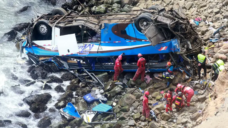 Bus Terjun ke Jurang di Peru