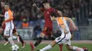 Pemain Roma, Diego Perotti menghalau bola sepakan pemain Shakhtar, Taras Stepanenko (kanan) pada leg kedua 16 besar Liga Champions di Rome Olympic stadium, (13/3/2018). AS Roma Menang 1-0. (AP/Gregorio Borgia)