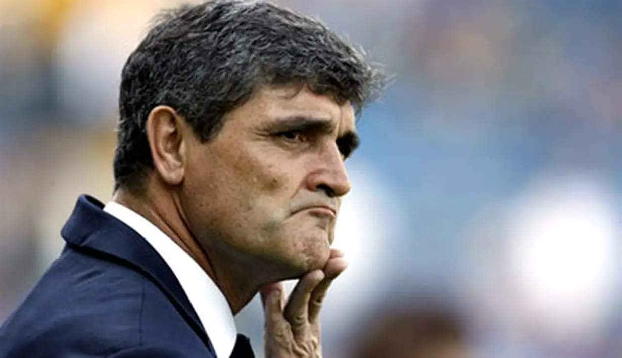 Tottenham manager Juande Ramos watches his team warm up before its match against Portsmouth during a Barclays Premier League football game at Fratton Park in Portsmouth on September 28, 2008. AFP PHOTO/IAN KINGTON