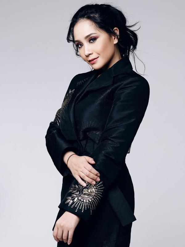 Potret Nagita Slavina dengan Makeup Tebal (Sumber: Instagram//bubahalfian/