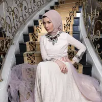 Baginya semua tempat di kampung itu penting dan indah. Seperti masjid tempat salat dan belajar mengaji. Ke sekolah ingat saat masih manjat pagar. Di pantai ingat saat dulu sering olah raga. Semuanya  sangat ‘memorable’. (Galih W. Satria/Bintang.com)