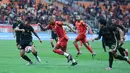 Serangan cepat Persija mengawali laga di babak kedua. Hasilnya, Persija unggul lebih dulu lewat gol Gustavo Almeida pada menit ke-47. Tampak dalam foto, Gustavo Almeida Dos Santos (Persija - tengah) mencoba melewati adangan pemain Borneo FC pada pertandingan pekan ke-24 BRI Super League 2025/2026 di Jakarta International Stadium, Selasa (3/3/2026) malam WIB. (Bola.com/M Iqbal Ichsan)