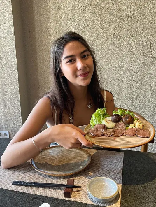 Rambut panjang juga menjadi penambah aura cantik alami Adinda Thomas, saat lurus atau ikal (Foto: Instagram @adindathomas)