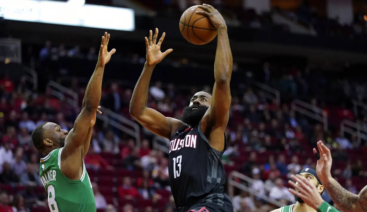 Pebasket Houston Rockets, James Harden, berebut bola dengan pebasket Boston Celtics, Kemba Walker, pada laga NBA Rabu (12/2/2020). Houston Rockets menang 116-105 atas Boston Celtics. (AP/David J. Phillip)