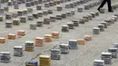 Ratusan paket kokain diperlihatkan saat menggelar barang bukti narkoba di Panama City, Senin (14/9/2015). Polisi menyita lebih dari 1.145 kg kokain dan mengamankan tiga orang. (REUTERS/Carlos JASSO)