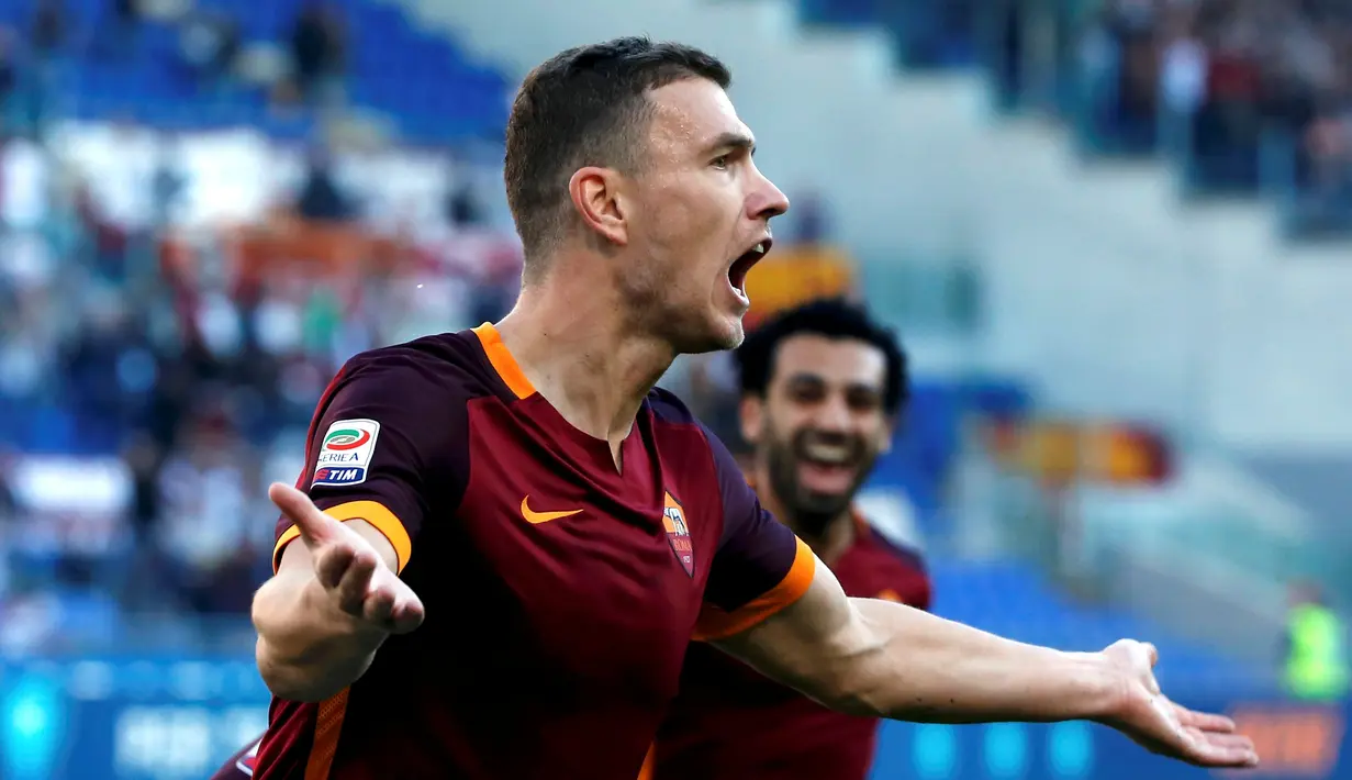 Ekspresi pemain AS Roma, Edin Dzeko, setelah mencetak gol pertama ke gawang Lazio dalam lanjutan Serie A di Stadion Olimpico, Roma, Minggu (8/11/2015) malam WIB. (Reuters/Alessandro Bianchi)