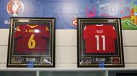 Koleksi premium milik Andres Iniesta dan Gareth Bale yang dijual di Souvenir Megastore Fan Zone Piala Eropa 2016 Paris, Prancis. (Bola.com/Ary Wibowo). 