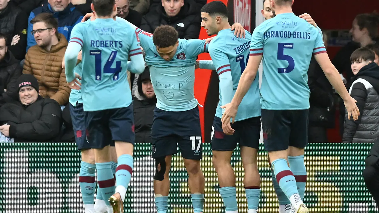 Pemain Burnley melakukan selebrasi